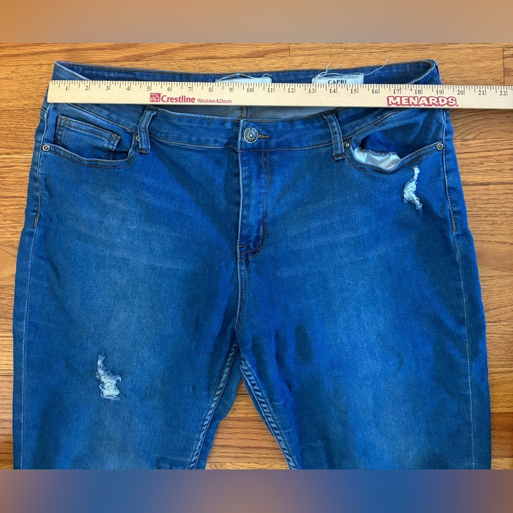 VGS Jeans Women’s 16 Blue Demin Capris Distressed Medium Wash Pant Casualwear - Picture 6 of 8